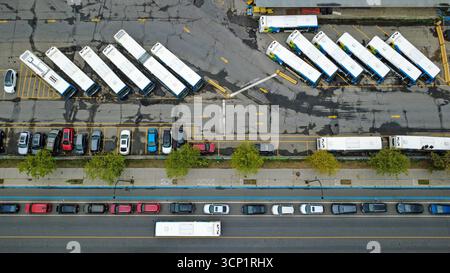 Montreal, Quebec, Canada. 23 settembre 2025. I lavoratori sindacalizzati che gestiscono il sistema di trasporto pubblico di Montreal hanno lanciato uno "sciopero limitato" lunedì in mezzo a una disputa in corso con il loro datore di lavoro, la Société de Transport de Montréal (STM).da lunedì scorso, e proseguendo per due settimane "" o fino al raggiungimento di un accordo i servizi di autobus e metropolitana saranno ridotti solo il lunedì, il mercoledì e il venerdì. La foto mostra gli autobus parcheggiati in un garage STM. (Credit Image: © Serkan Senturk/ZUMA Press Wire) SOLO PER USO EDITORIALE! Non per USO commerciale! Foto Stock