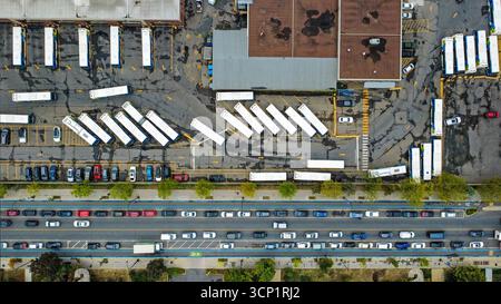 Montreal, Quebec, Canada. 23 settembre 2025. I lavoratori sindacalizzati che gestiscono il sistema di trasporto pubblico di Montreal hanno lanciato uno "sciopero limitato" lunedì in mezzo a una disputa in corso con il loro datore di lavoro, la Société de Transport de Montréal (STM).da lunedì scorso, e proseguendo per due settimane "" o fino al raggiungimento di un accordo i servizi di autobus e metropolitana saranno ridotti solo il lunedì, il mercoledì e il venerdì. La foto mostra gli autobus parcheggiati in un garage STM. (Credit Image: © Serkan Senturk/ZUMA Press Wire) SOLO PER USO EDITORIALE! Non per USO commerciale! Foto Stock