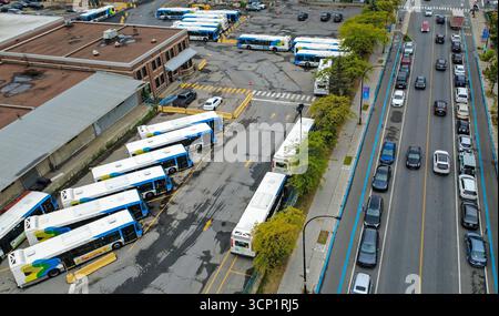 Montreal, Quebec, Canada. 23 settembre 2025. I lavoratori sindacalizzati che gestiscono il sistema di trasporto pubblico di Montreal hanno lanciato uno "sciopero limitato" lunedì in mezzo a una disputa in corso con il loro datore di lavoro, la Société de Transport de Montréal (STM).da lunedì scorso, e proseguendo per due settimane "" o fino al raggiungimento di un accordo i servizi di autobus e metropolitana saranno ridotti solo il lunedì, il mercoledì e il venerdì. La foto mostra gli autobus parcheggiati in un garage STM. (Credit Image: © Serkan Senturk/ZUMA Press Wire) SOLO PER USO EDITORIALE! Non per USO commerciale! Foto Stock