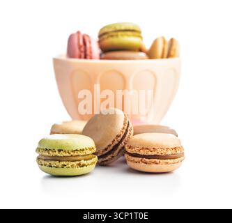 Diversi gusti di macaron. Macaron colorati isolati su sfondo bianco. Foto Stock