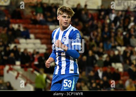 Harry Howell di Brighton e Hove Albion celebra il quinto gol della loro squadra durante la partita del terzo turno della Carabao Cup all'Oakwell Stadium di Barnsley. Data foto: Martedì 23 settembre 2025. Foto Stock