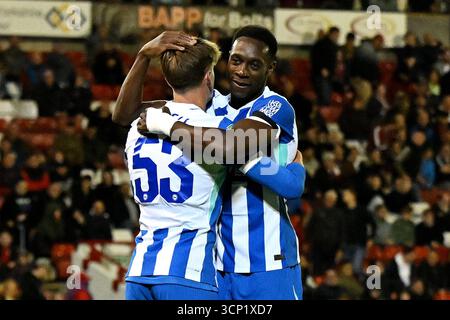 Harry Howell (a sinistra) di Brighton e Hove Albion festeggia con Danny Welbeck dopo aver segnato il quinto gol della squadra durante la partita del terzo turno della Carabao Cup all'Oakwell Stadium di Barnsley. Data foto: Martedì 23 settembre 2025. Foto Stock