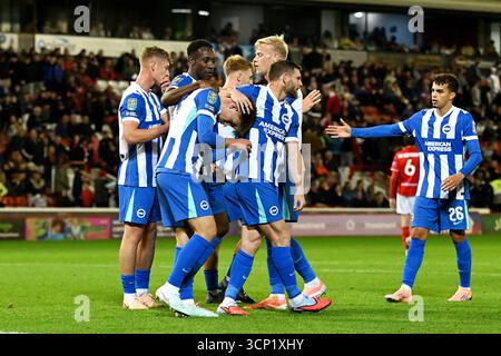 Harry Howell di Brighton e Hove Albion (centro a sinistra) festeggia con James Milner e i suoi compagni di squadra dopo aver segnato il quinto gol della loro squadra durante la partita del terzo turno della Carabao Cup all'Oakwell Stadium di Barnsley. Data foto: Martedì 23 settembre 2025. Foto Stock