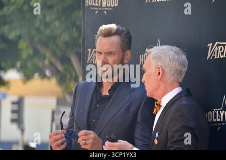 Joel McHale e Bill Nye condividono un momento spensierato mentre posano insieme sul gradino e si ripetono alla cerimonia della stella della Walk of Fame di Nye a Los Angeles. Il comico e l'amato educatore scientifico scherzarono per le telecamere come parte dell'evento celebrativo in onore di Bill Nye, il ragazzo della scienza. Foto Stock