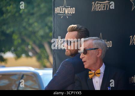 Joel McHale e Bill Nye condividono un momento spensierato mentre posano insieme sul gradino e si ripetono alla cerimonia della stella della Walk of Fame di Nye a Los Angeles. Il comico e l'amato educatore scientifico scherzarono per le telecamere come parte dell'evento celebrativo in onore di Bill Nye, il ragazzo della scienza. Foto Stock