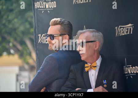 Joel McHale e Bill Nye condividono un momento spensierato mentre posano insieme sul gradino e si ripetono alla cerimonia della stella della Walk of Fame di Nye a Los Angeles. Il comico e l'amato educatore scientifico scherzarono per le telecamere come parte dell'evento celebrativo in onore di Bill Nye, il ragazzo della scienza. Foto Stock