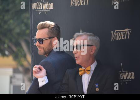 Joel McHale e Bill Nye condividono un momento spensierato mentre posano insieme sul gradino e si ripetono alla cerimonia della stella della Walk of Fame di Nye a Los Angeles. Il comico e l'amato educatore scientifico scherzarono per le telecamere come parte dell'evento celebrativo in onore di Bill Nye, il ragazzo della scienza. Foto Stock