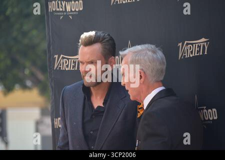 Joel McHale e Bill Nye condividono un momento spensierato mentre posano insieme sul gradino e si ripetono alla cerimonia della stella della Walk of Fame di Nye a Los Angeles. Il comico e l'amato educatore scientifico scherzarono per le telecamere come parte dell'evento celebrativo in onore di Bill Nye, il ragazzo della scienza. Foto Stock