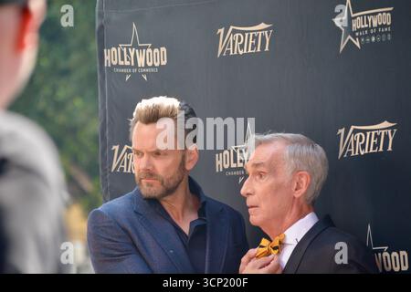 Joel McHale e Bill Nye condividono un momento spensierato mentre posano insieme sul gradino e si ripetono alla cerimonia della stella della Walk of Fame di Nye a Los Angeles. Il comico e l'amato educatore scientifico scherzarono per le telecamere come parte dell'evento celebrativo in onore di Bill Nye, il ragazzo della scienza. Foto Stock