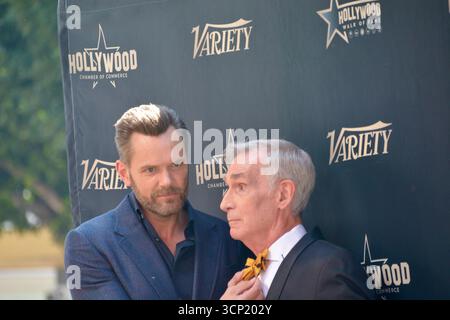 Joel McHale e Bill Nye condividono un momento spensierato mentre posano insieme sul gradino e si ripetono alla cerimonia della stella della Walk of Fame di Nye a Los Angeles. Il comico e l'amato educatore scientifico scherzarono per le telecamere come parte dell'evento celebrativo in onore di Bill Nye, il ragazzo della scienza. Foto Stock