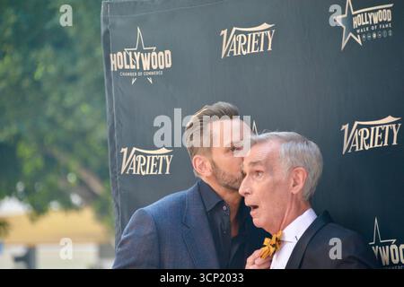 Joel McHale e Bill Nye condividono un momento spensierato mentre posano insieme sul gradino e si ripetono alla cerimonia della stella della Walk of Fame di Nye a Los Angeles. Il comico e l'amato educatore scientifico scherzarono per le telecamere come parte dell'evento celebrativo in onore di Bill Nye, il ragazzo della scienza. Foto Stock