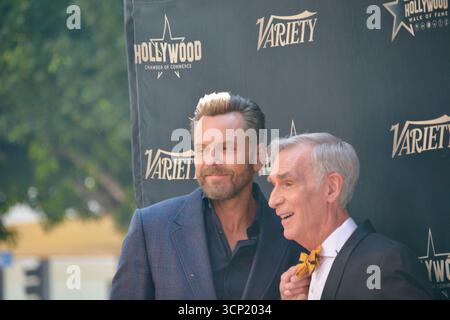 Joel McHale e Bill Nye condividono un momento spensierato mentre posano insieme sul gradino e si ripetono alla cerimonia della stella della Walk of Fame di Nye a Los Angeles. Il comico e l'amato educatore scientifico scherzarono per le telecamere come parte dell'evento celebrativo in onore di Bill Nye, il ragazzo della scienza. Foto Stock