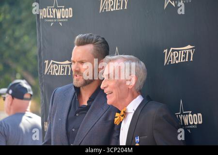 Joel McHale e Bill Nye condividono un momento spensierato mentre posano insieme sul gradino e si ripetono alla cerimonia della stella della Walk of Fame di Nye a Los Angeles. Il comico e l'amato educatore scientifico scherzarono per le telecamere come parte dell'evento celebrativo in onore di Bill Nye, il ragazzo della scienza. Foto Stock