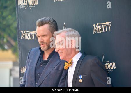 Joel McHale e Bill Nye condividono un momento spensierato mentre posano insieme sul gradino e si ripetono alla cerimonia della stella della Walk of Fame di Nye a Los Angeles. Il comico e l'amato educatore scientifico scherzarono per le telecamere come parte dell'evento celebrativo in onore di Bill Nye, il ragazzo della scienza. Foto Stock