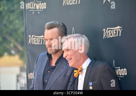 Joel McHale e Bill Nye condividono un momento spensierato mentre posano insieme sul gradino e si ripetono alla cerimonia della stella della Walk of Fame di Nye a Los Angeles. Il comico e l'amato educatore scientifico scherzarono per le telecamere come parte dell'evento celebrativo in onore di Bill Nye, il ragazzo della scienza. Foto Stock