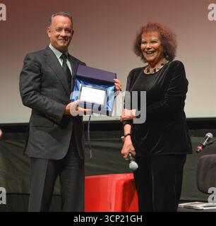 Foto Stefano Colarieti/LaPresseSpettacolo Roma, 13.10.2016, Auditorium Parco della musica, "Festa del Cinema di Roma" Premio alla carriera nella foto: Tom Hanks, Claudia Cardinale ph Stefano Colarieti/LaPresse entertainment Roma 13.10.2016, "Festa del Cinema di Roma" premio alla carriera nella foto: Tom Hanks, Claudia cardinale credito: LaPresse/Alamy Live News Foto Stock