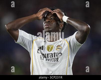 Valencia, Spagna. 23 settembre 2025. Il Vinícius Júnior del Real Madrid reagisce durante la partita di la Liga tra Levante e Real Madrid allo stadio Ciutat de Valencia, a Valencia, oggi 23 settembre 2025. Credito: SPP Sport Press Photo. /Alamy Live News Foto Stock