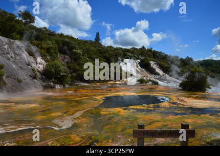 Sorgenti termali geotermali e sfiati a vapore a Orakei Korako, nota anche come la Valle nascosta, la zona vulcanica di Taupō, Isola del Nord, nuova Zelanda. Foto Stock