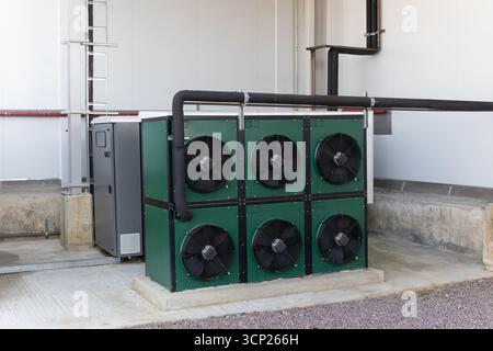 ventilatori industriali a scambio termico unità di condensazione refrigerazione , refrigeratore palude, all'aperto nel cortile, edificio industriale con hvac Foto Stock
