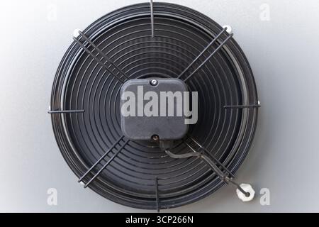 ventola di raffreddamento industriale da refrigerazione di unità di condensazione a scambio termico , evaporatore di raffreddamento a palude , all'aperto nel cortile, Foto Stock