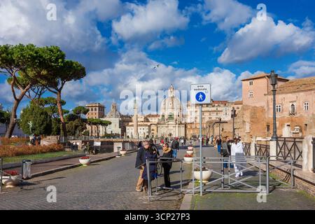 Zona pedonale di via Alessandrina lungo i fori Imperiali nel centro storico di Roma Foto Stock