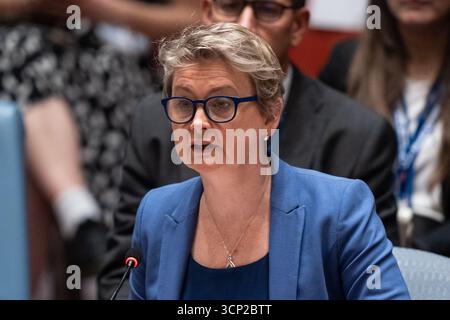 New York, Stati Uniti. 23 settembre 2025. Yvette Cooper, deputata, Segretario di Stato per gli affari esteri, del Commonwealth e dello sviluppo del Regno Unito parla durante la riunione ministeriale "la situazione in Medio Oriente, compresa la questione palestinese" presso la sede delle Nazioni Unite a New York, NY il 23 settembre 2025 (foto di Lev Radin/Pacific Press) Credit: Pacific Press Media Production Corp./Alamy Live News Foto Stock