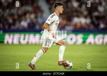 Valencia, Spagna, Spagna. 23 settembre 2025. Arda GULER del Real Madrid durante la partita di LaLiga tra Levante UD e Real Madrid CF all'Estadio Ciudad de Valencia il 23 settembre 2025 a Valencia, Spagna. Omar Arnau (immagine di credito: © Matthieu Mirville/ZUMA Press Wire) SOLO PER USO EDITORIALE! Non per USO commerciale! Foto Stock
