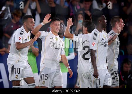 Valencia, Spagna. 23 settembre 2025. I giocatori del Real Madrid festeggiano la partita di calcio della liga tra Real Madrid e Levante UD, a Valencia, Spagna, il 23 settembre 2025. Crediti: Stinger/Xinhua/Alamy Live News Foto Stock