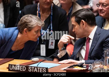 New York, NY, 23 settembre 2025: Yvette Cooper, MP, il Segretario di Stato per gli affari esteri, del Commonwealth e dello sviluppo del Regno Unito e il Segretario di Stato degli Stati Uniti Marco Rubio si parlano tra loro durante la riunione del Consiglio di sicurezza sulla situazione in Ucraina presso la sede delle Nazioni Unite a New York, NY il 23 settembre 2025 Credit: Lev Radin/Alamy News Live Foto Stock