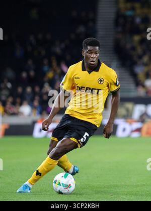 Wolverhampton, Regno Unito. 23 settembre 2025. Marshall Munetsi (5 lupi) sul pallone durante la partita di calcio della Carabao Cup tra Wolverhampton Wanderers e Everton allo stadio Molineux di Wolverhampton, Inghilterra crediti: SPP Sport Press Photo. /Alamy Live News Foto Stock