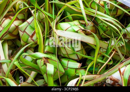 Puso, o riso appeso, un piatto tradizionale Cebuano simile al ketupat, dove il riso viene cotto all'interno di un contenitore di foglie di cocco intrecciato a Cebu, Filippine Foto Stock