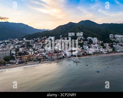 Vista aerea del molo di Playa de los Muertos a Puerto Vallarta al tramonto Foto Stock