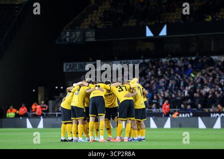 Wolverhampton, Regno Unito. 23 settembre 2025. La squadra dei lupi si accosta durante la partita di calcio della Carabao Cup tra Wolverhampton Wanderers e Everton allo stadio Molineux di Wolverhampton, Inghilterra crediti: SPP Sport Press Photo. /Alamy Live News Foto Stock