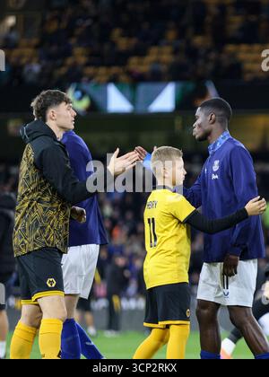 Wolverhampton, Regno Unito. 23 settembre 2025. I giocatori si schierano prima della partita di calcio della Carabao Cup tra Wolverhampton Wanderers e Everton allo stadio Molineux di Wolverhampton, Inghilterra crediti: SPP Sport Press Photo. /Alamy Live News Foto Stock