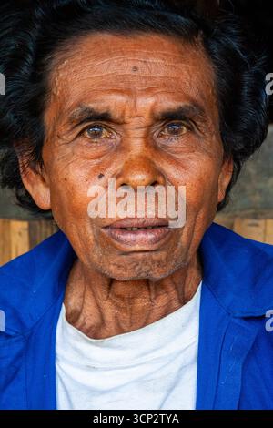 Un vecchio filippino ruvido con i capelli ricci che indossa una camicia blu a Cebu, Filippine Foto Stock