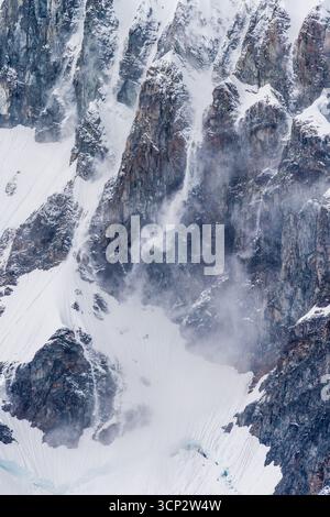 Dettaglio delle aspre montagne dell'isola di Danco, sulla penisola Antartica, ricoperte di neve. Foto Stock