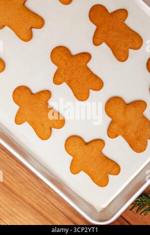 Un vassoio di biscotti di pan di zenzero, raffreddati su una teglia da forno Foto Stock