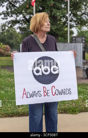 Un primo raduno di emendamenti ha attirato cittadini contrari all'amministrazione Trump presso il tribunale della contea di Mount Pleasant, Iowa, USA, il 21 settembre Foto Stock