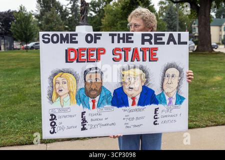 Un primo raduno di emendamenti ha attirato cittadini contrari all'amministrazione Trump presso il tribunale della contea di Mount Pleasant, Iowa, USA, il 21 settembre Foto Stock