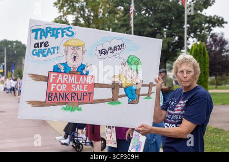 Un primo raduno di emendamenti ha attirato cittadini contrari all'amministrazione Trump presso il tribunale della contea di Mount Pleasant, Iowa, USA, il 21 settembre Foto Stock