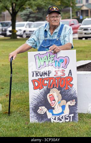 Un primo raduno di emendamenti ha attirato cittadini contrari all'amministrazione Trump presso il tribunale della contea di Mount Pleasant, Iowa, USA, il 21 settembre Foto Stock