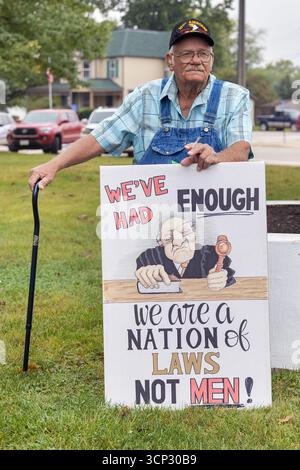 Un primo raduno di emendamenti ha attirato cittadini contrari all'amministrazione Trump presso il tribunale della contea di Mount Pleasant, Iowa, USA, il 21 settembre Foto Stock