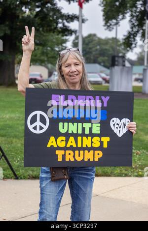 Un primo raduno di emendamenti ha attirato cittadini contrari all'amministrazione Trump presso il tribunale della contea di Mount Pleasant, Iowa, USA, il 21 settembre Foto Stock