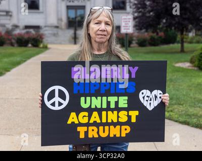 Un primo raduno di emendamenti ha attirato cittadini contrari all'amministrazione Trump presso il tribunale della contea di Mount Pleasant, Iowa, USA, il 21 settembre Foto Stock