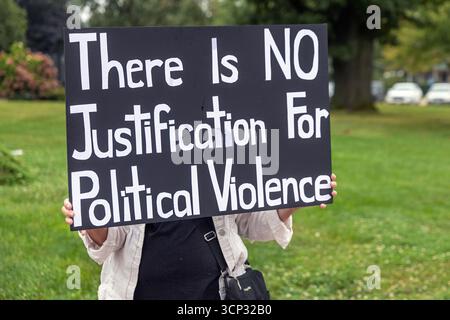 Un primo raduno di emendamenti ha attirato cittadini contrari all'amministrazione Trump presso il tribunale della contea di Mount Pleasant, Iowa, USA, il 21 settembre Foto Stock