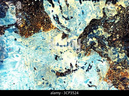 Sfondo strutturato astratto nei colori blu turchese e marrone dorato. Motivo in marmo artistico con effetto grunge, adatto per design, stampa o sfondo. Foto Stock