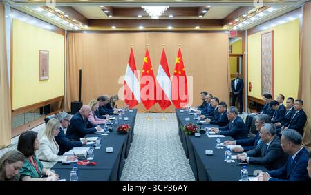 New York, Stati Uniti. 23 settembre 2025. Il Premier cinese li Qiang incontra il cancelliere austriaco Christian Stocker a New York, negli Stati Uniti, 23 settembre 2025. Crediti: Zhai Jianlan/Xinhua/Alamy Live News Foto Stock