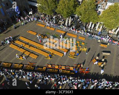 Vista dall'alto della trafficata piazza del mercato con formaggi arancioni allineati in fila, vista aerea, formaggio, mercato del formaggio, Alkmaar, Alkmar, NAord-Holland, NAord Foto Stock