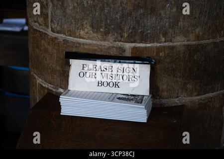 Cartello del libro dei visitatori, St. Nicholas Church, Tadmarton, Oxfordshire, Inghilterra, REGNO UNITO Foto Stock