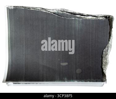 Carta nera gravemente strappata, destinata a fungere da casella di testo rettangolare isolata su sfondo bianco con percorso di ritaglio Foto Stock